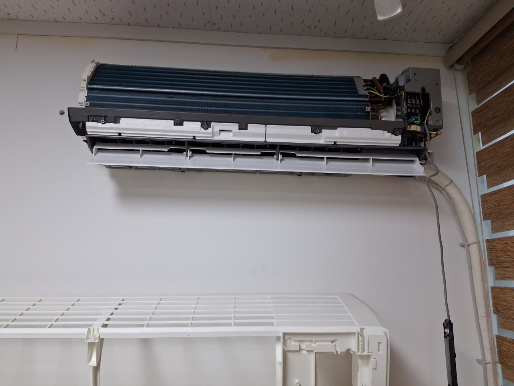벽걸이 에어컨 분해 사진 1